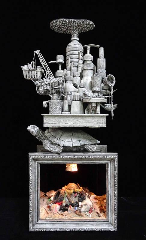 王寶慶，〈沉重的行囊-海龜〉，74X28X21cm，複合媒材，2019。圖/多納藝術提供