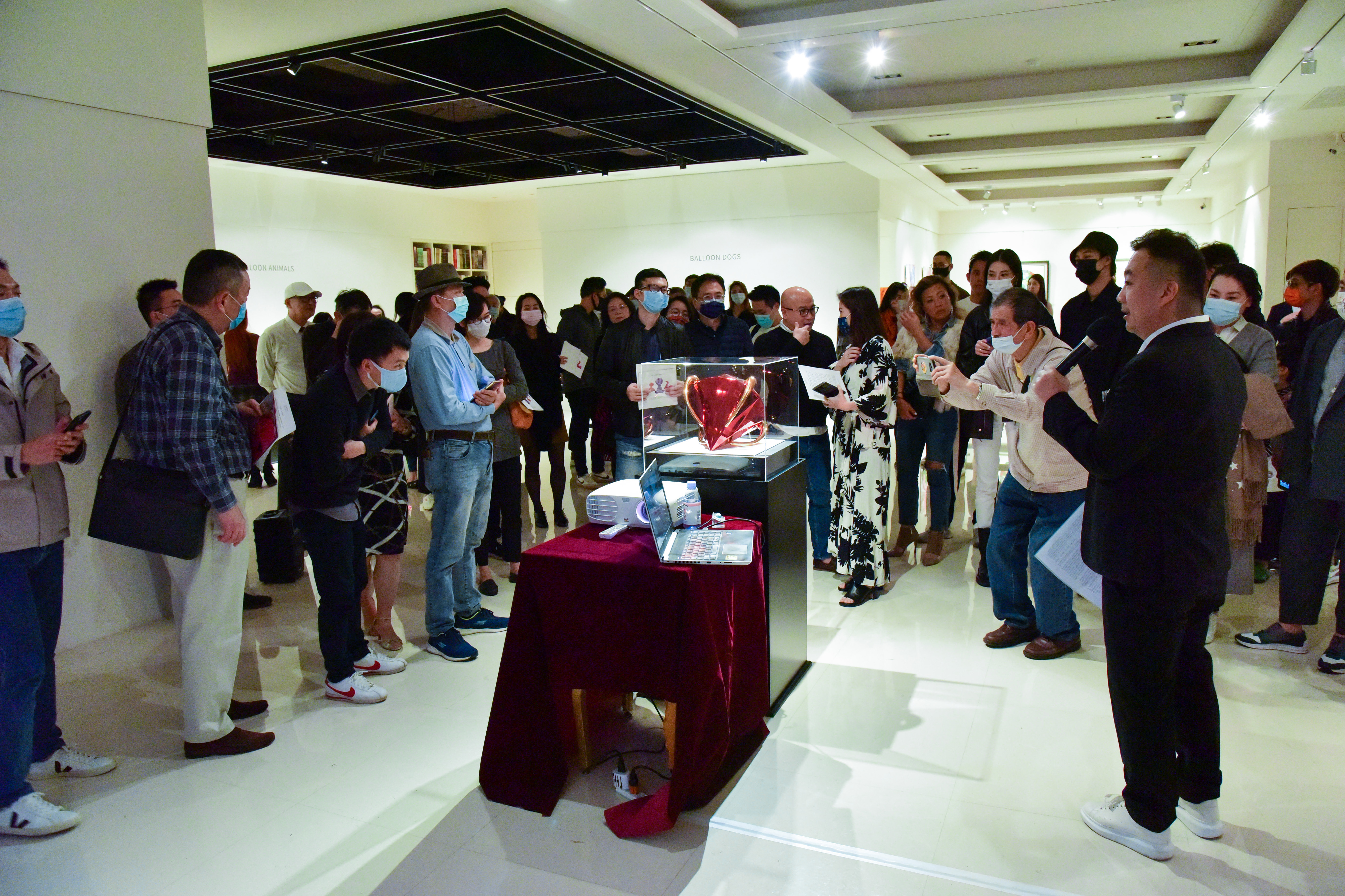 開幕現場由印象畫廊歐展榮解說「紅鑽」。