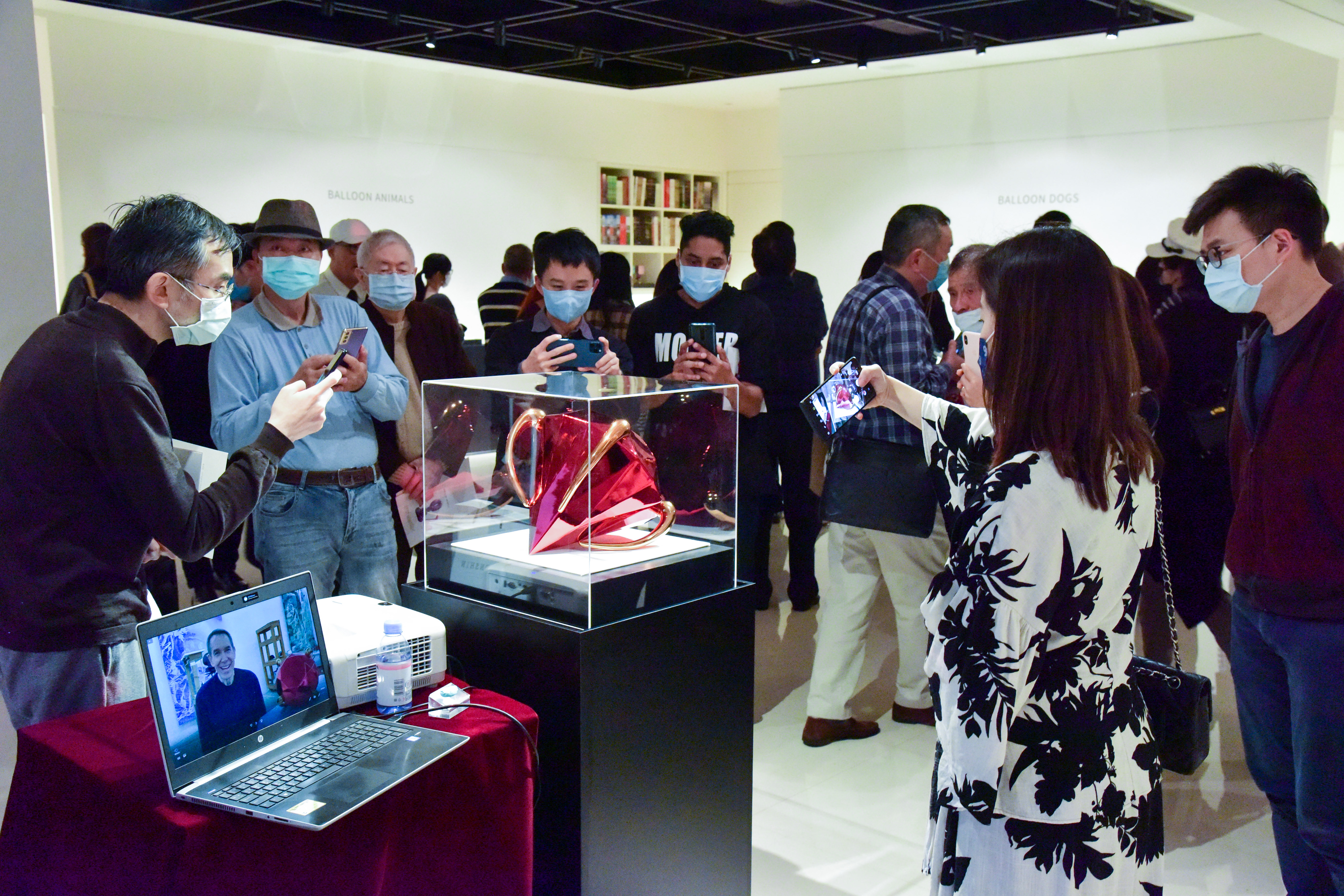 揭幕後吸引許多貴賓拍照