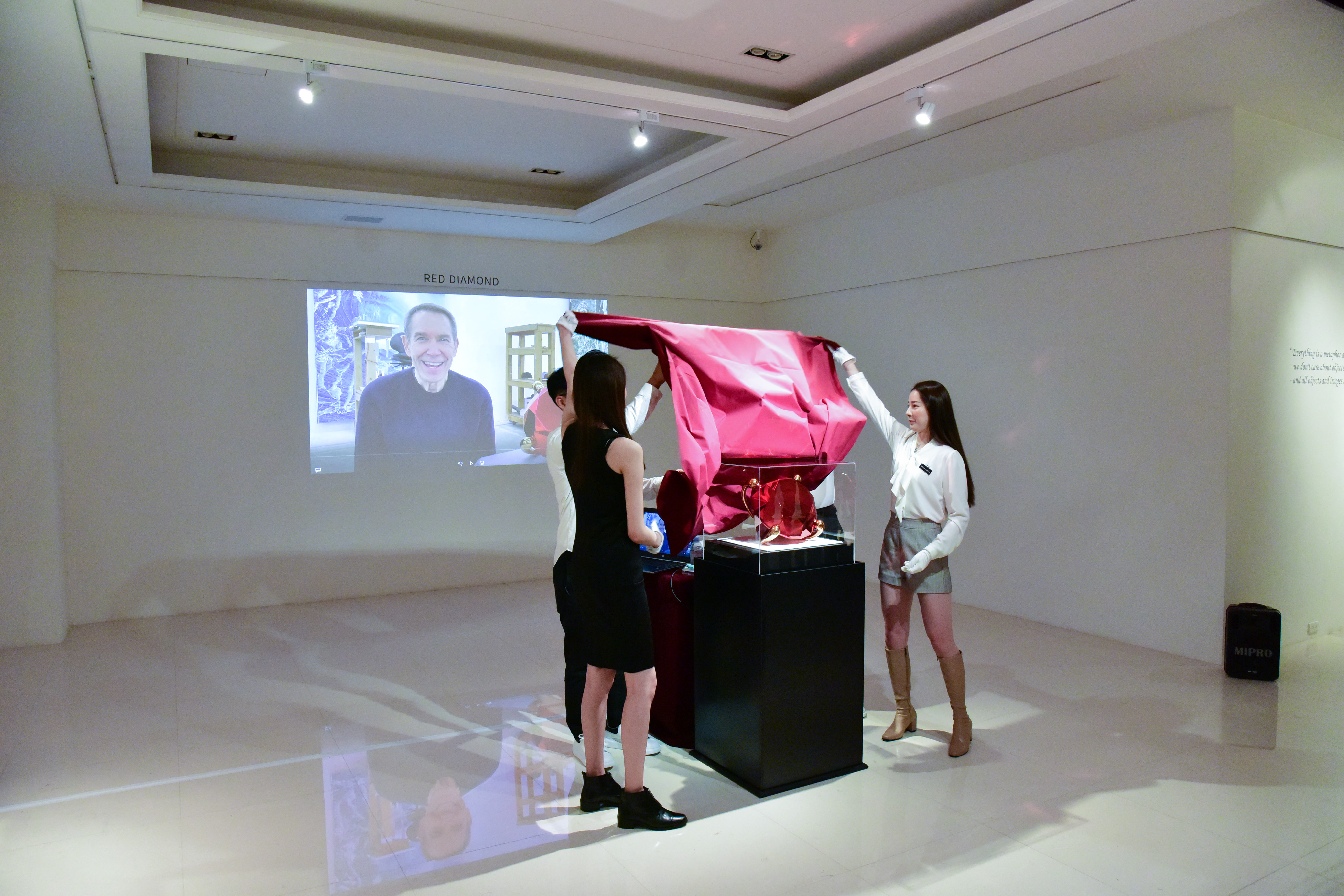 現場「紅鑽」揭幕