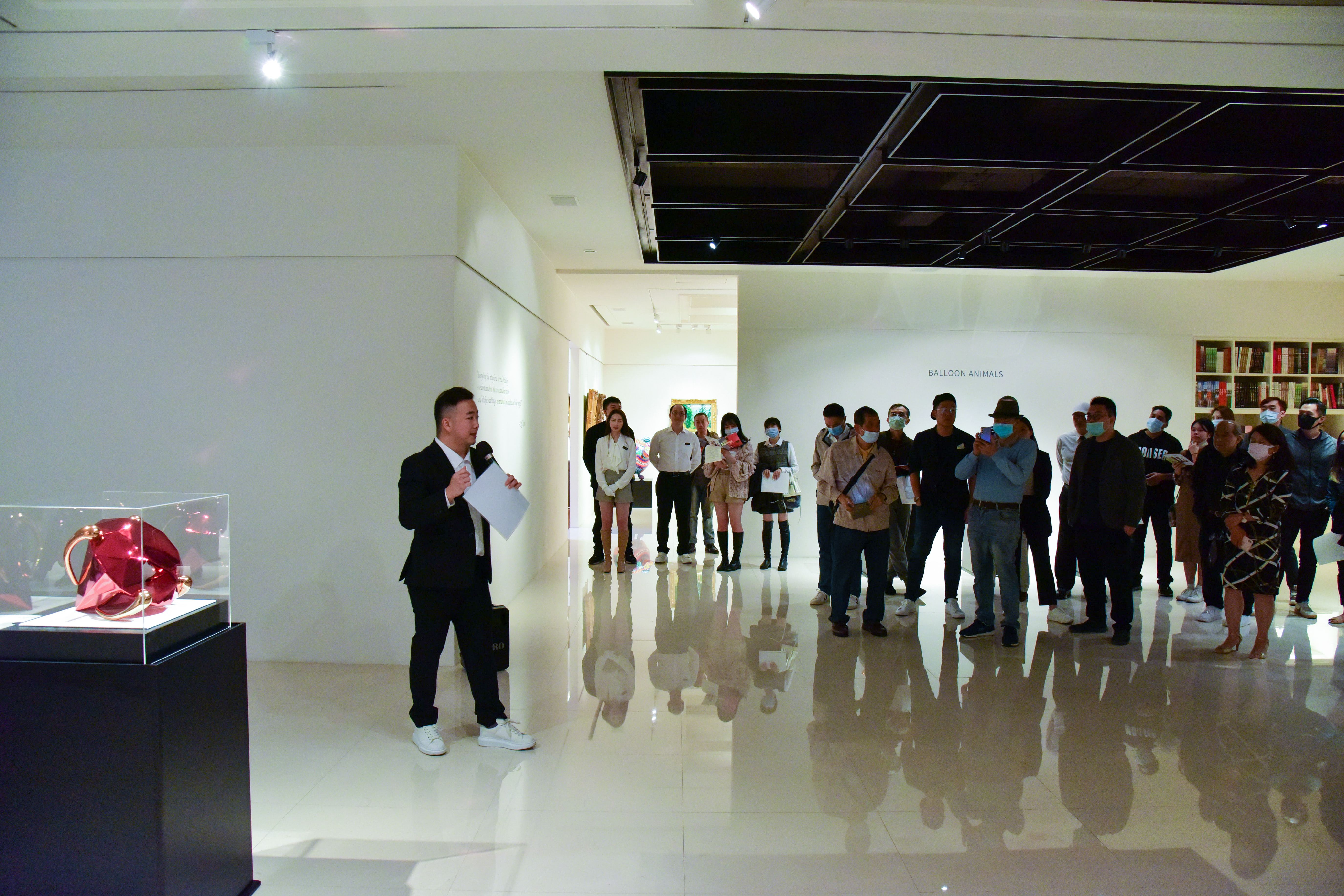 開幕現場由印象畫廊歐展榮解說「紅鑽」。