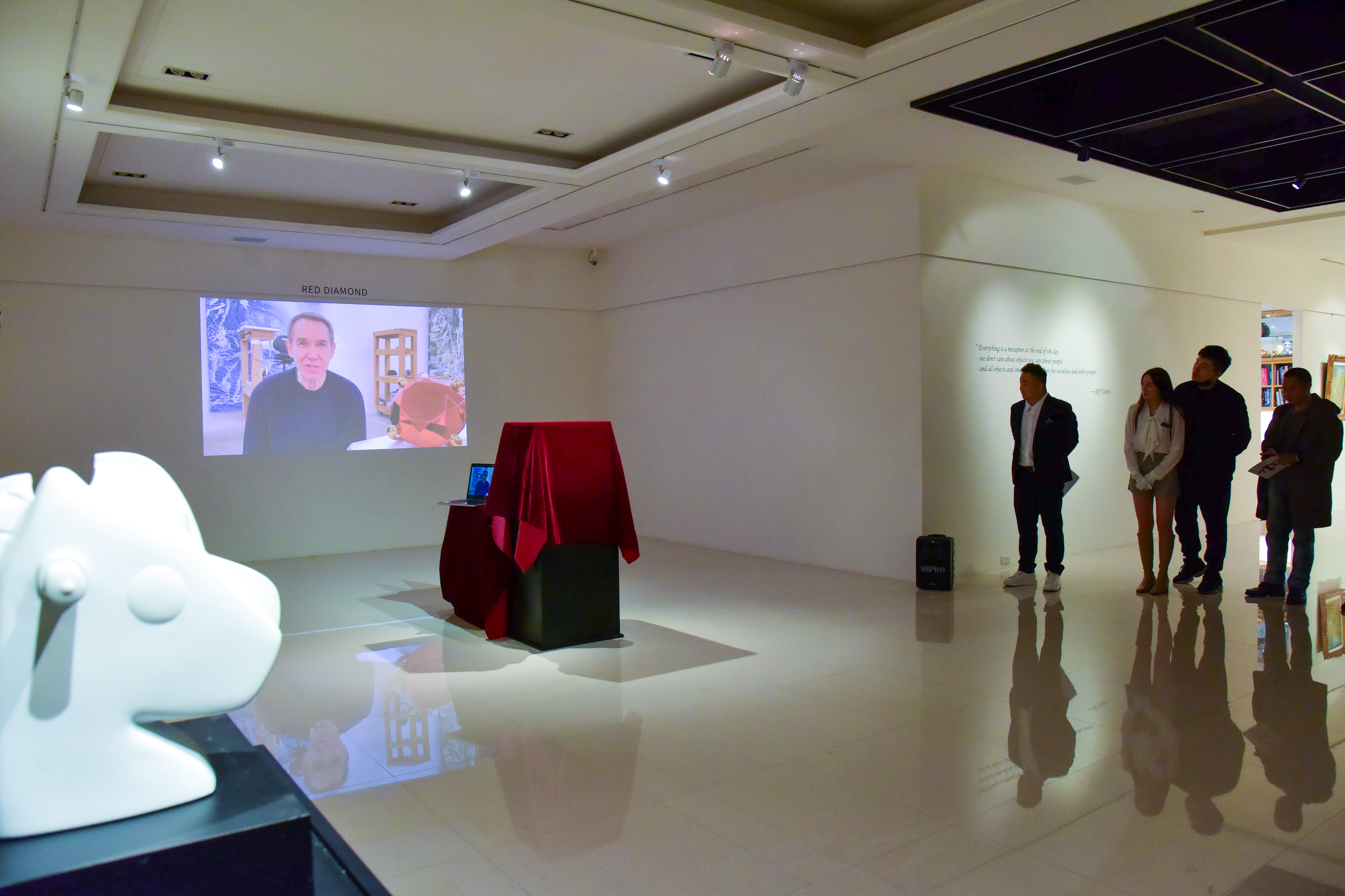 非常榮幸Jeff Koons本人親自拍攝開幕影片