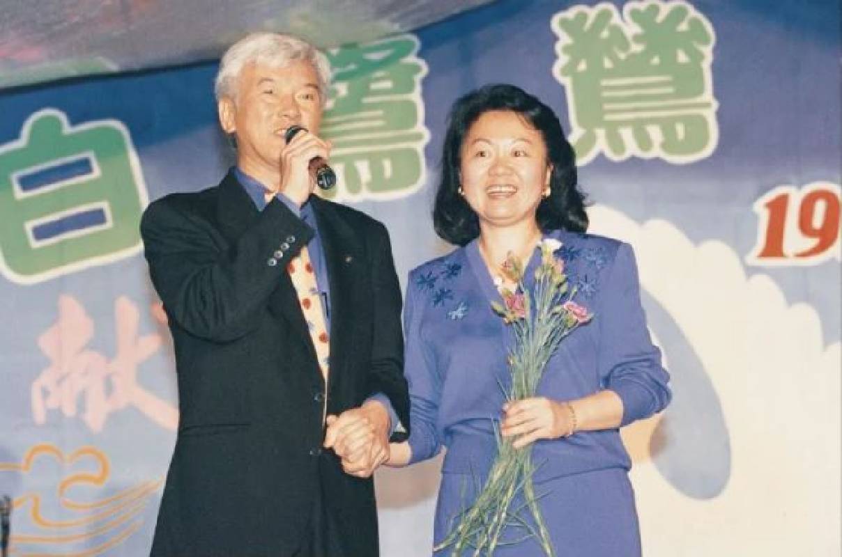 盧修一與妻子陳郁秀共同創辦白鷺鷥文教基金會推動台灣文化。（白鷺鷥文教基金會授權刊用）