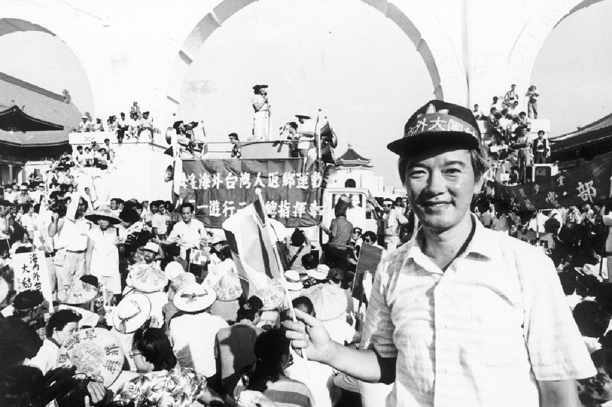 1989年盧修一參加聲援海外台灣人返鄉運動大遊行 （邱萬興攝影，白鷺鷥文教基金會授權刊用）