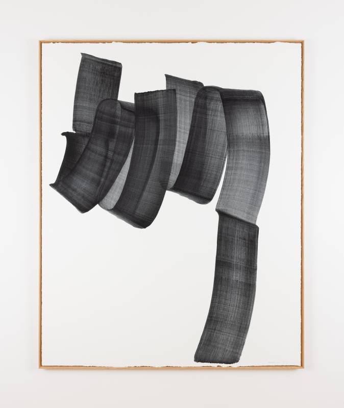 李培 《Brushstroke F26》, 2021 紙上⽊炭墨⽔  連框：167 x 135 x 4.5cm 攝影：Ringo Cheung 圖片由藝術家及⾙浩登提供 