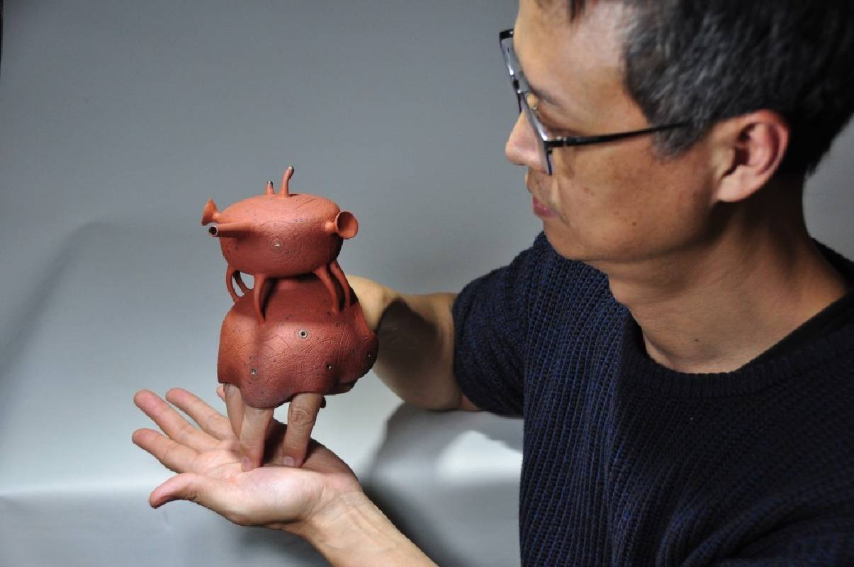 Cho Ming-shun and his Gold-Prize-winning Homunculus-LR teapot.  (CNA photo)