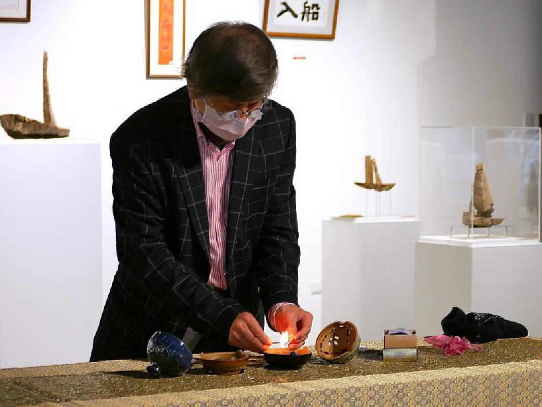 《蒲浩明跨域裝置展》藝術家蒲浩明以法國火柴、台灣檜木、日本線香，現場焚香創作〈嗅覺〉元素，引領來賓感受作品蘊含的思想與情感。
