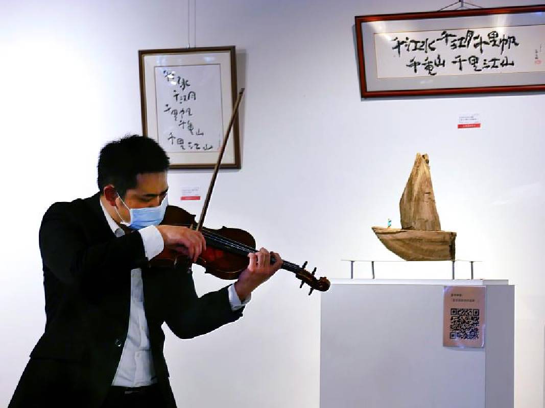 《蒲浩明跨域裝置展》大豐管弦樂團首席蘇揚哲現場小提琴演奏，富有藝術情感及感染力，將琴韻、作品、來賓的情感產生共鳴。