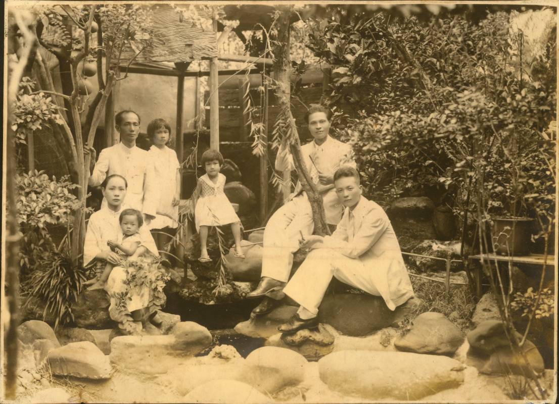 1935年蔡麗邨（坐者右一）、陳澄波（坐者右二）與張李德和（抱小孩者）、張錦燦（站者左一）合攝於張家庭院。