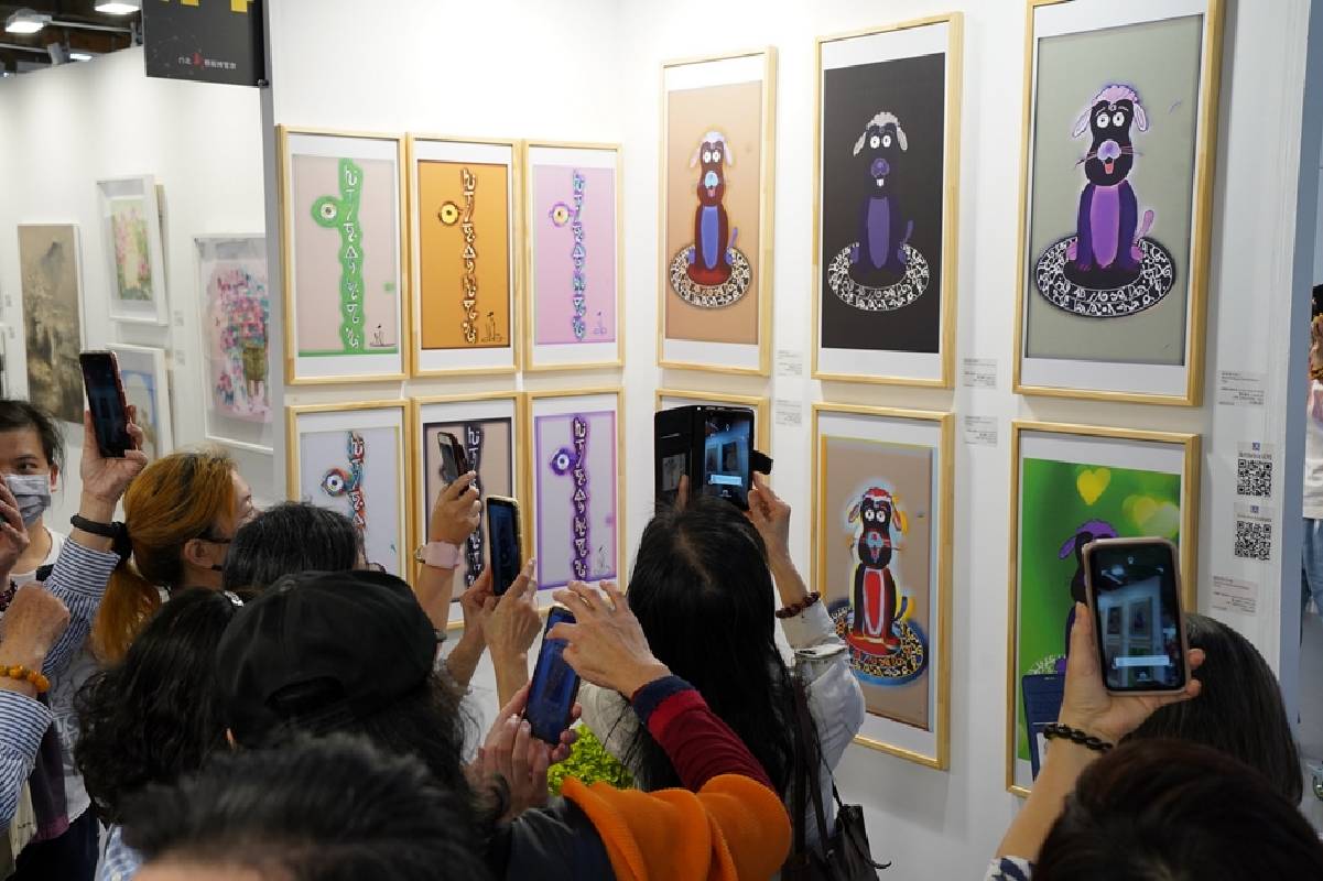 手機充飽來台北新藝術博覽會松山文創園區預展，NFT元宇宙沉浸式體驗驚喜連連。