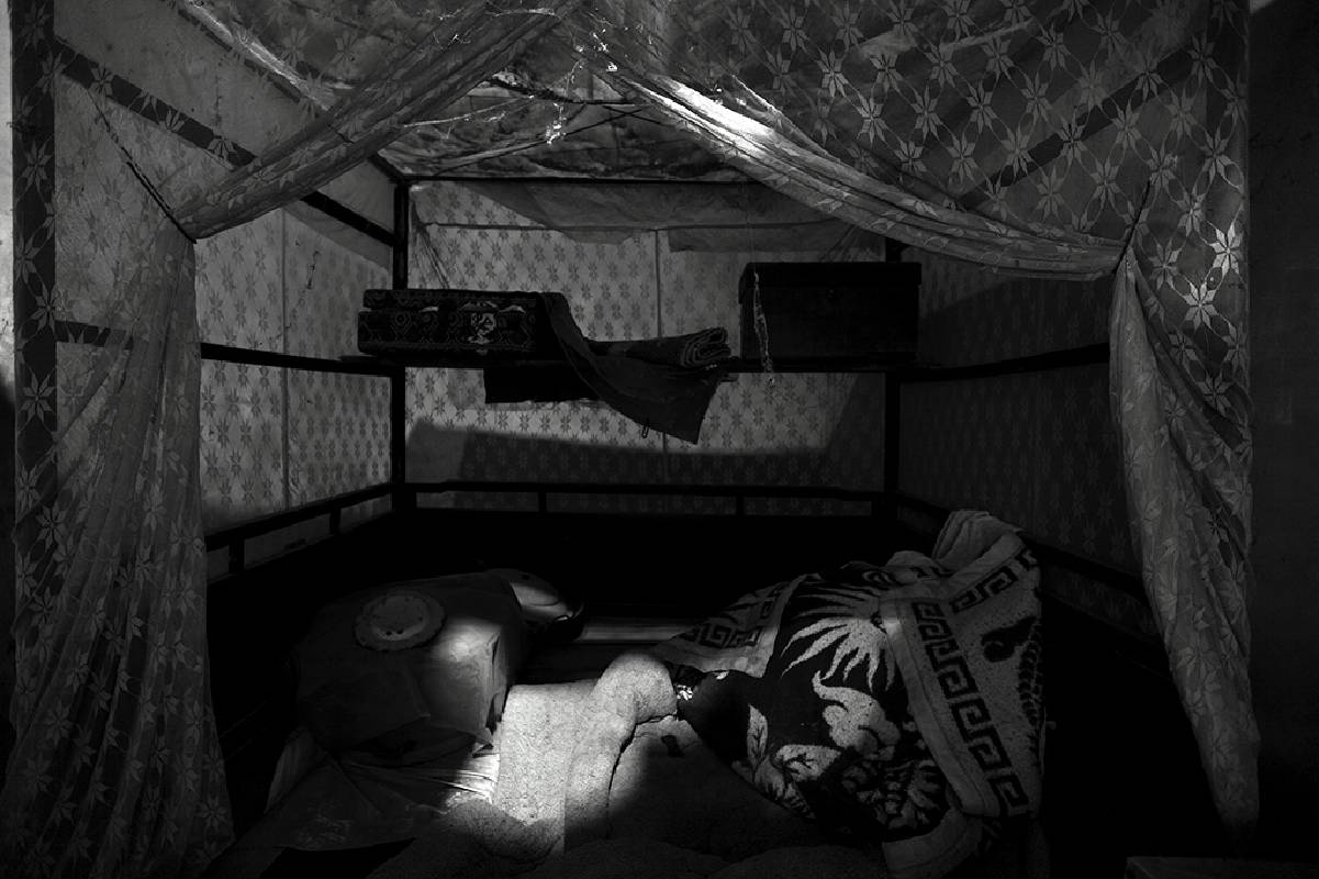 《紅眠床》, 藝術微噴, 91.44x61.1cm, 2009