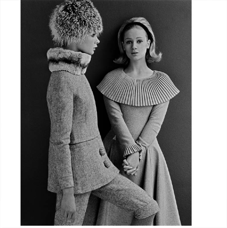 西利雅．哈蒙德（右）與珍施普頓穿著瑪莉官的設計 1962 © John French / Victoria and Albert Museum, London