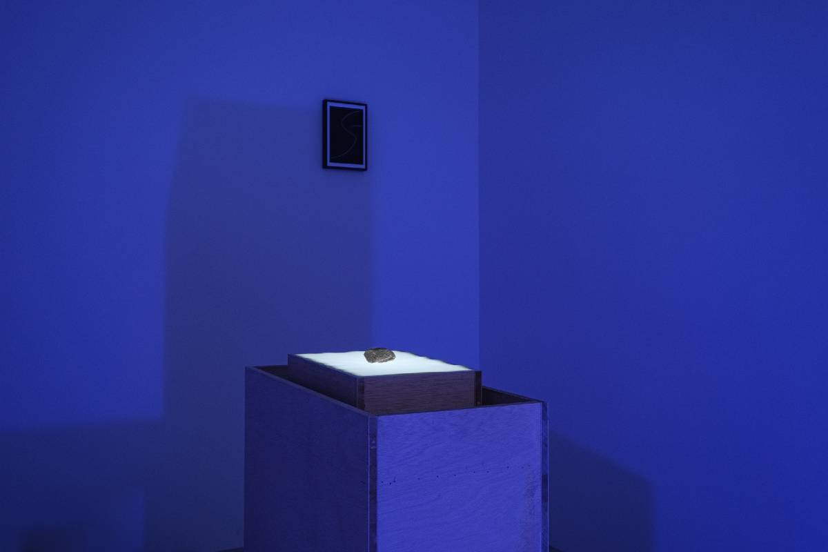 梁家寧展出作品《來自冰河的禮物》，石頭、木製燈箱、壓克力、軟體程式、文字、複合媒材，燈箱尺寸 26.5 x 35 x 14 cm，2022                                      