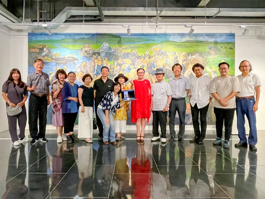 《吳炫三A-SUN WU的熾熱南島》開幕出席貴賓，與視訊中的吳炫三老師，開心合影留念