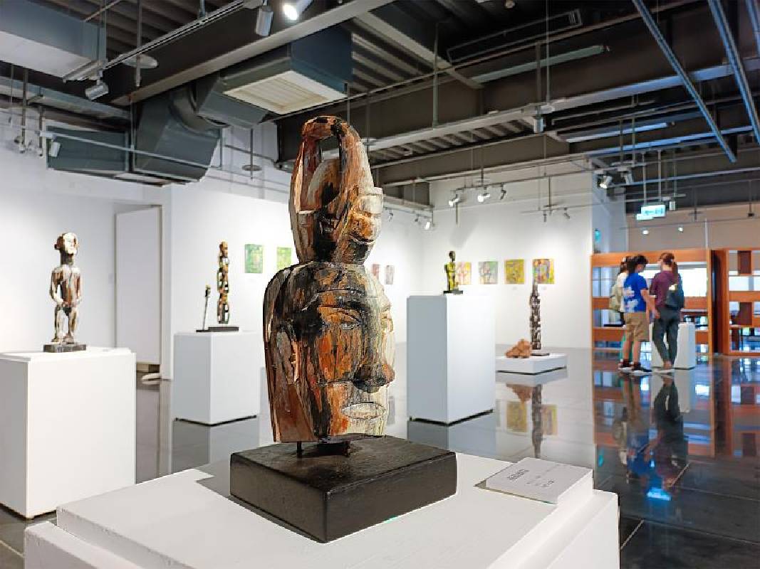 《吳炫三A-SUN WU的熾熱南島》木雕與畫作兩相輝映，有形與無形完美融合，每件作品都代表著吳炫三老師橫跨30年的時間、空間、物質、能量。
