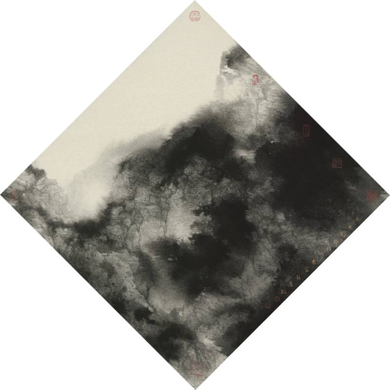 藝術家：彭偉新　　標題：山雲翻墨　　尺寸：48.7 X 48.7 cm	　年代：2022　   材質：岩彩水墨 / 銀箋紙
