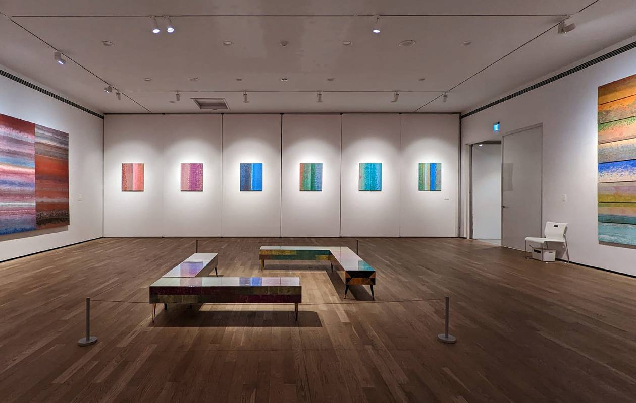 積吶虹光，〈博愛 - 波〉，2019年，複合媒材，1000 X 88 cm