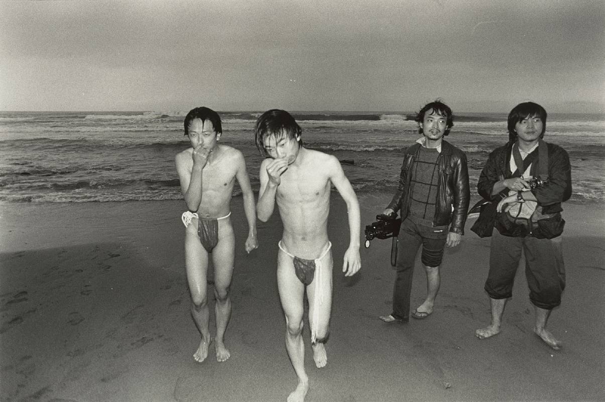 在浪濤拍打的冬季海灘，葉清芳拍攝藝術家以苦行僧般的肉身，透過行為表演實踐他們的理念。