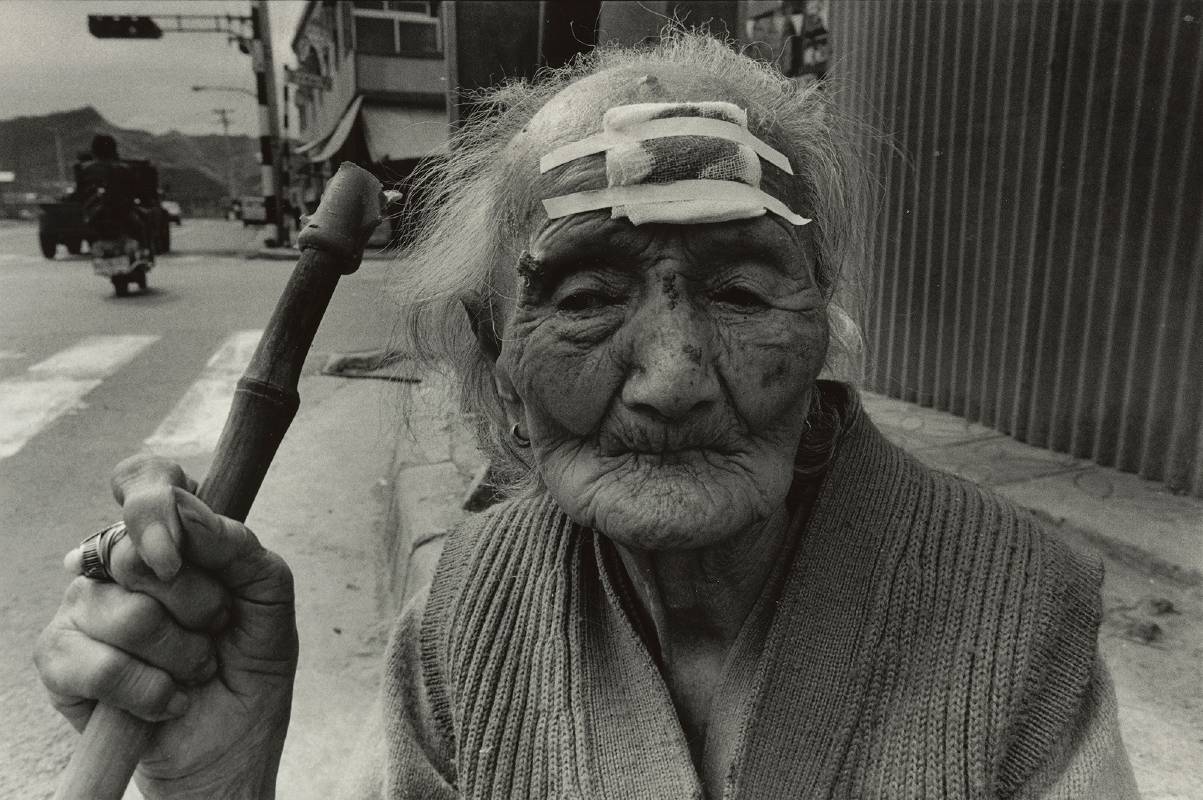 葉清芳以特寫鏡頭，將焦點聚集在佝僂的老婦人與其空洞的眼神，也呈現攝影師與一名阿嬤的街頭邂逅。