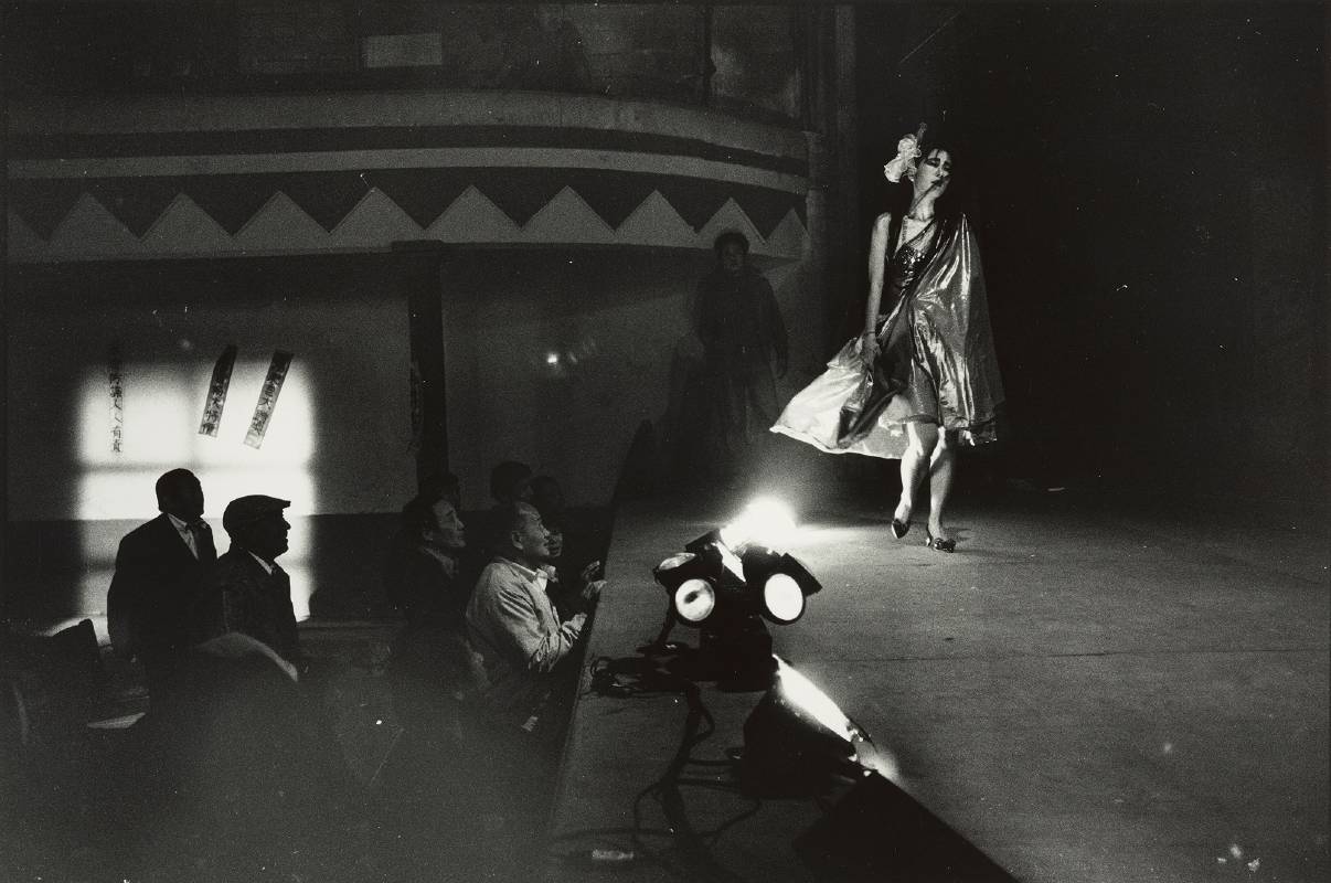 葉清芳於1988年拍攝的〈昇平戲院〉，記錄沒落的戲院成為牛肉場歌舞秀舞臺的景象。