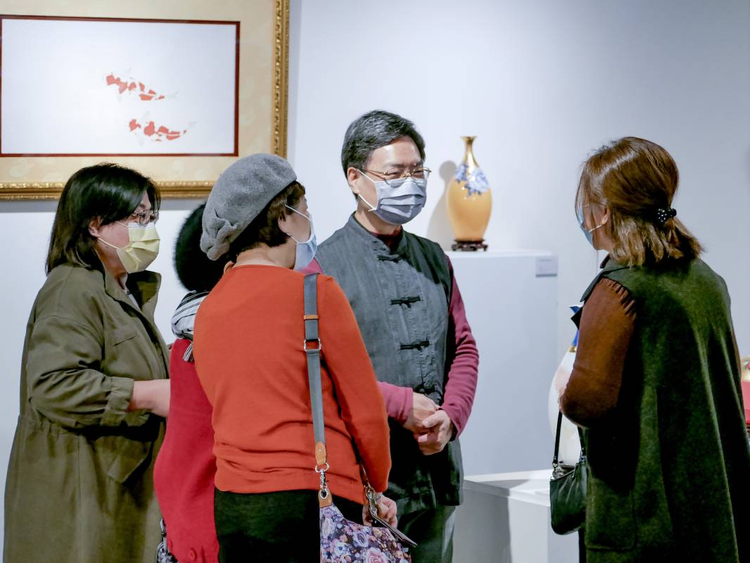 《樸實與華麗—劉武瓷藝個展》藝術家劉武，親切地回應作品特色。