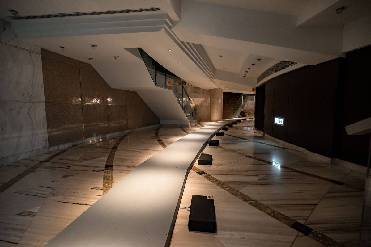 	堤頂之星2.0入選展《觀測失效》以一座貫穿王道銀行總部藝廊的迴廊步道呈現視覺空間裝置與聲音表演計畫。