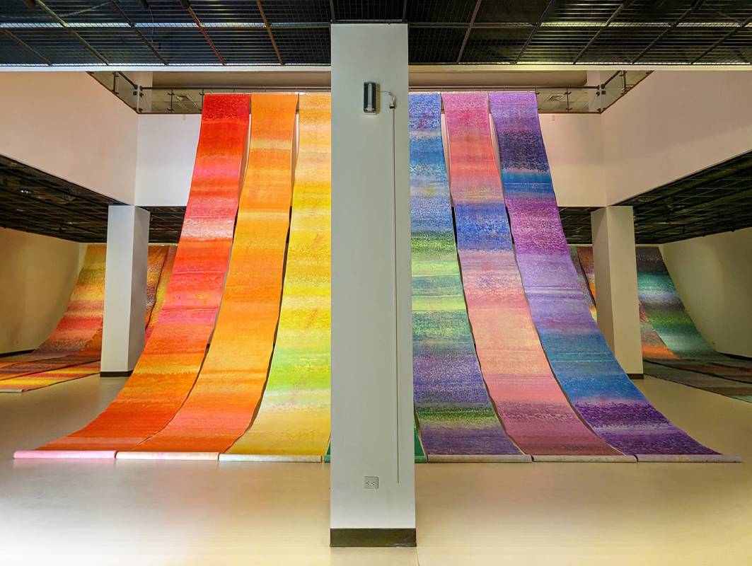 積吶虹光，〈彩虹之上〉，2019年，壓克力顏料，900 X 1800 cm