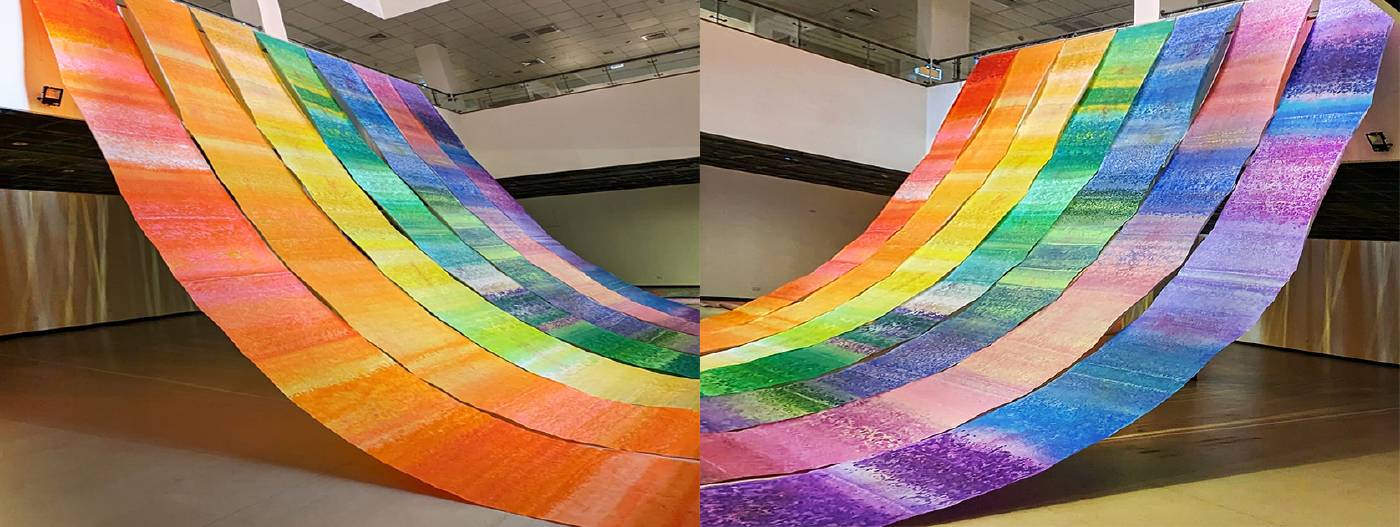 積吶虹光，〈彩虹之上〉，2019年，壓克力顏料，900 X 1800 cm