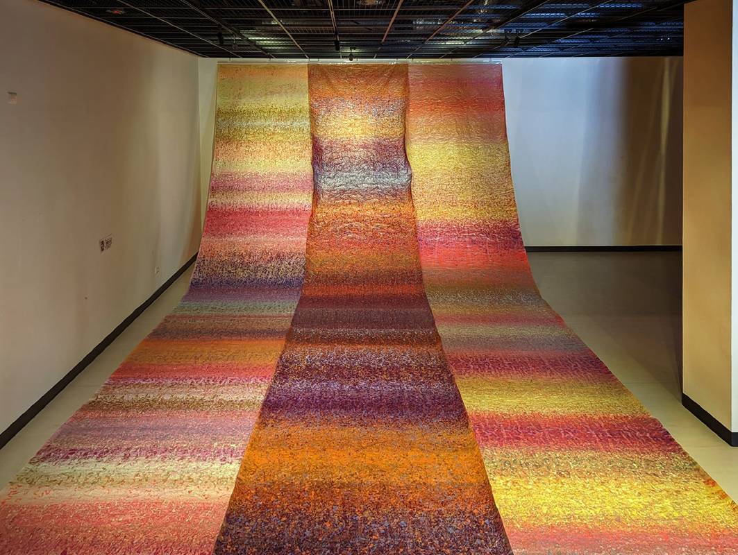 積吶虹光，〈彩虹之上〉，2018年，壓克力顏料，520 X 1200 cm