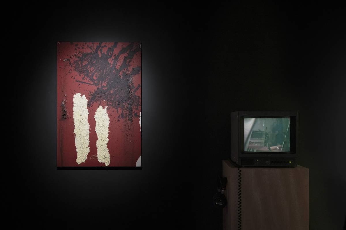 左：《無題》，1991/2021，壓克力、石膏、顏料、水墨、畫布，60 x 90公分｜右：Xper.Xr & The Orphic Orchestra 在Quart Society 演出「Temporal Death」錄像紀錄，1991，36:12 由藝術家及Empty Gallery提供