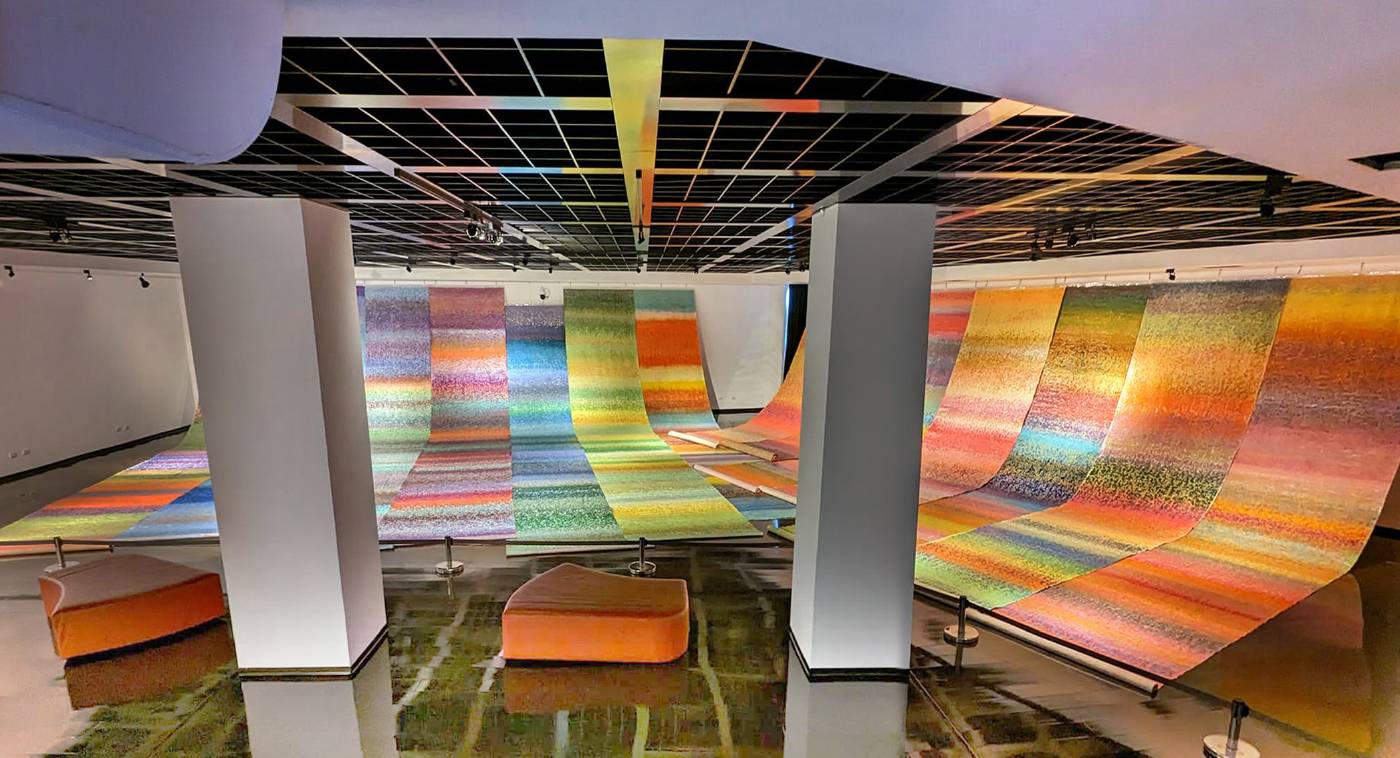 積吶虹光〈 彩虹之上〉，2018年，壓克力顏料、紙，尺寸依空間調整。