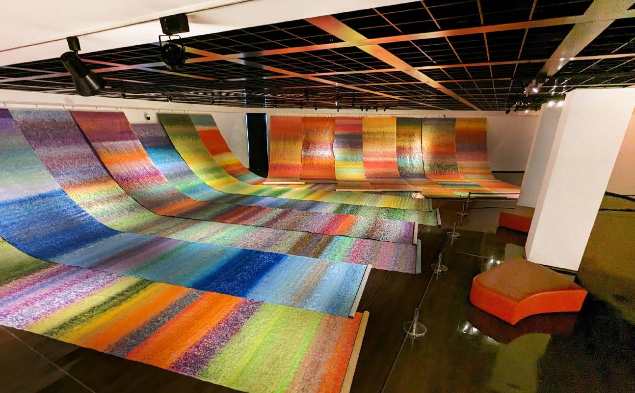 積吶虹光〈 彩虹之上〉，2018年，壓克力顏料、紙，尺寸依空間調整。