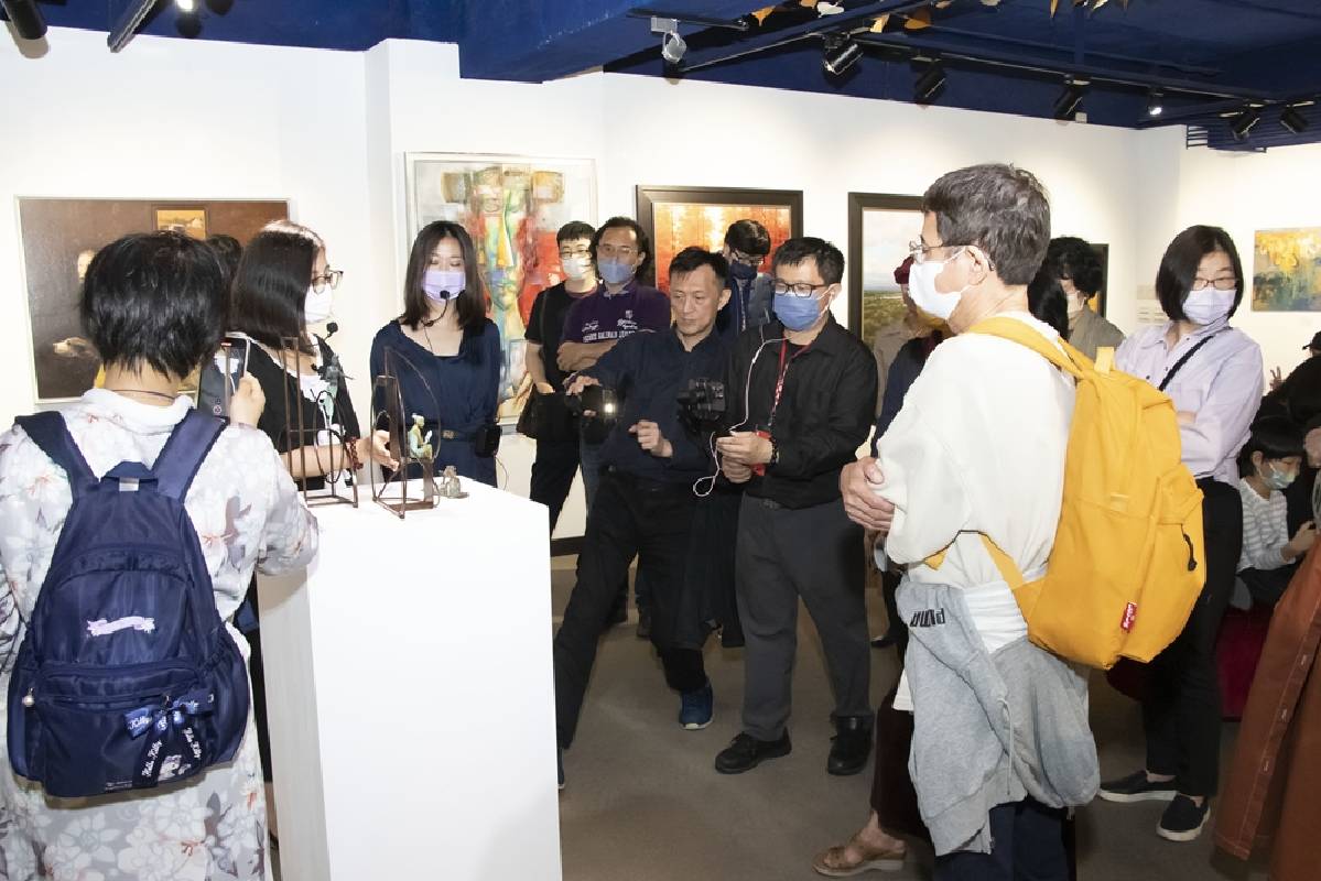 2023台北新藝術博覽會作品風格多樣，內容涵蓋了繪畫、雕塑、攝影、版畫、數位藝術等創作形式。