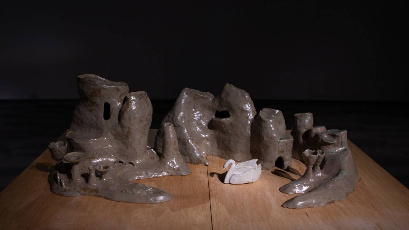 賴恩慈, 湖, 2023 雕塑, 陶, 釉藥 45.5 x 78 x 25 cm