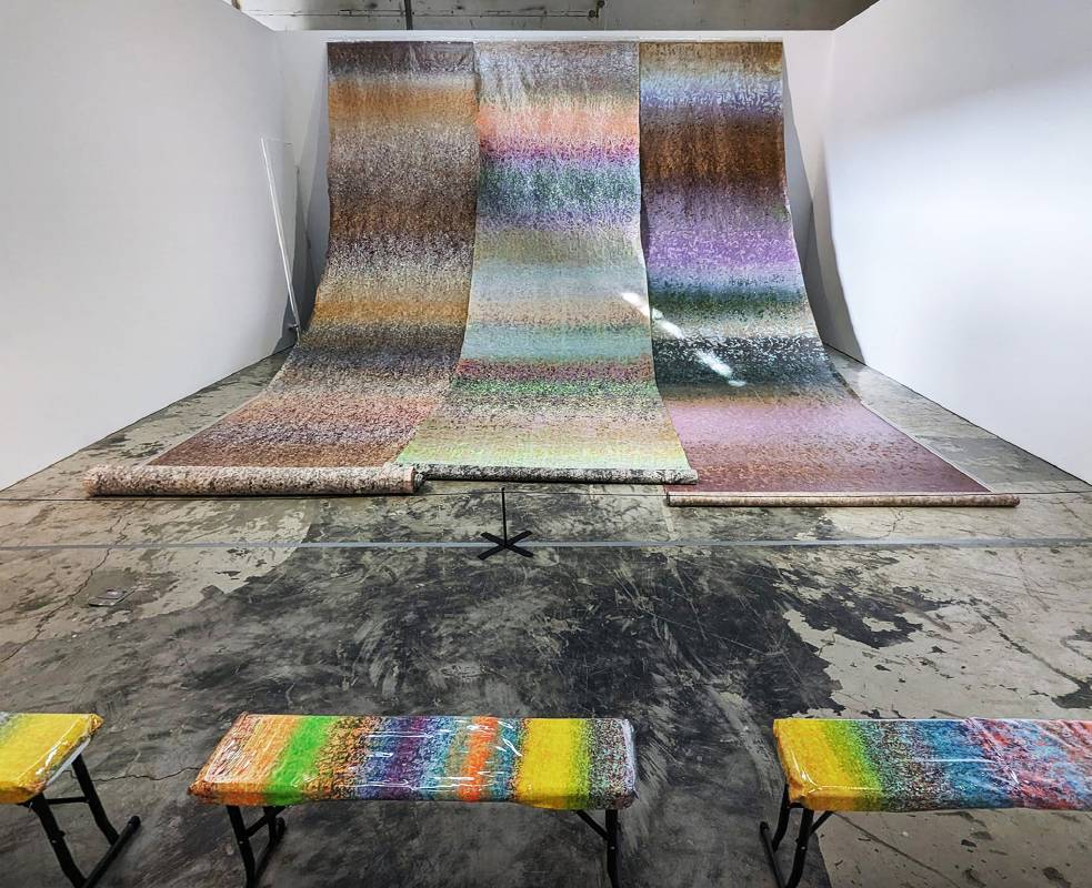 作品第一區：積吶虹光〈彩虹之上-中間色系的對立：極端與共存。〉2018年，壓克力顏料、紙，520 X 1200 cm。