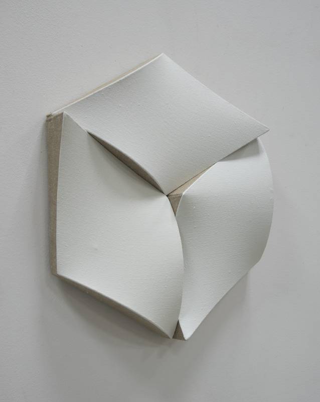Jan Maarten VOSKUIL｜ Broken whites cube｜2021｜Acrylics on linen｜37x31x5cm