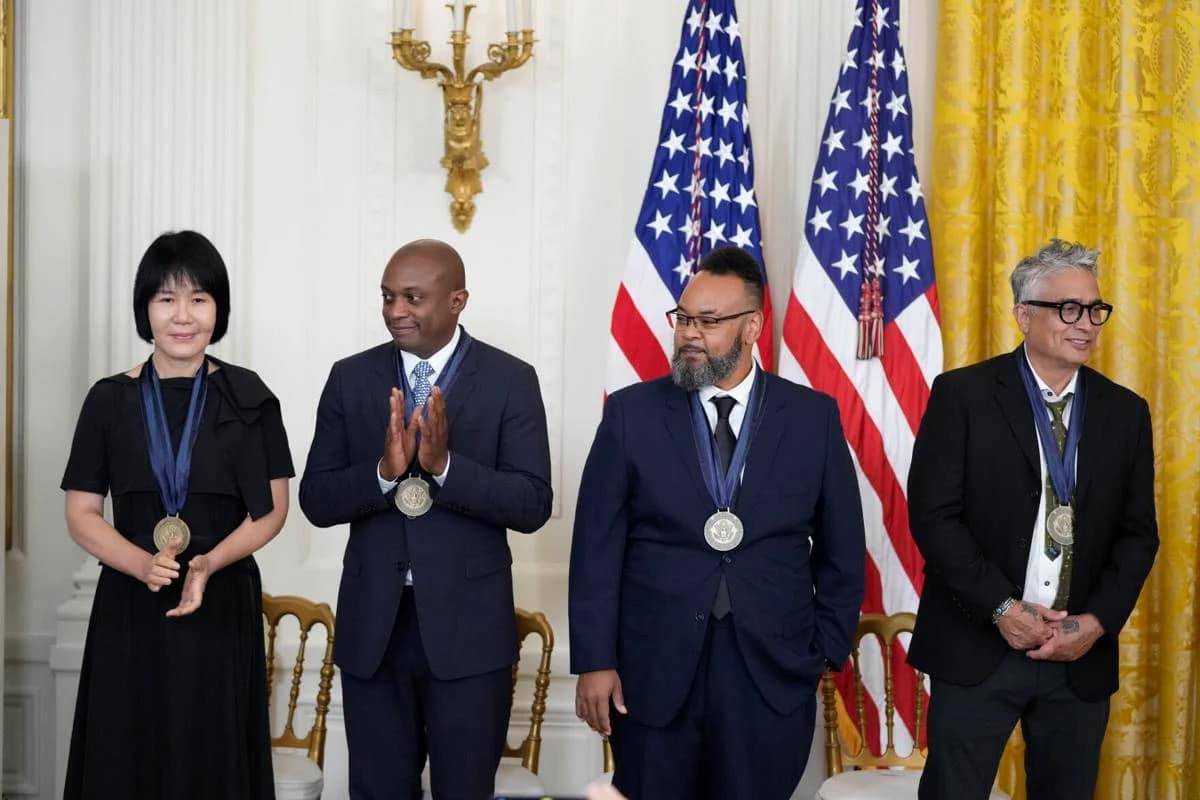 藝術家王淑鈴(最左)與另外4位藝術家在華盛頓白宮，自美國第一夫人吉兒．拜登（Jill Biden）手中親領美國國務院藝術獎章。