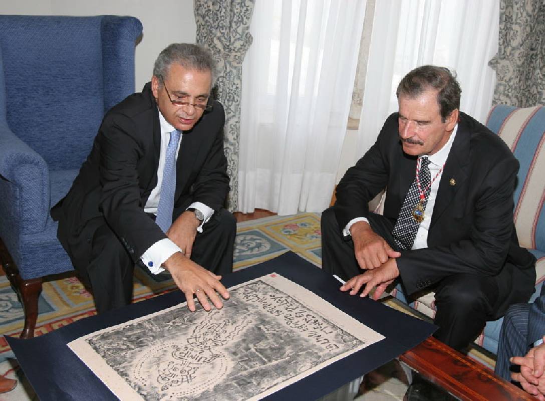 墨西哥Vicente Fox 總統收藏朱麗麗版畫/西班牙 la UIMP 國際大學總領導 Luciano Parejo Alfonso 向其推介說明。 2006/07/18