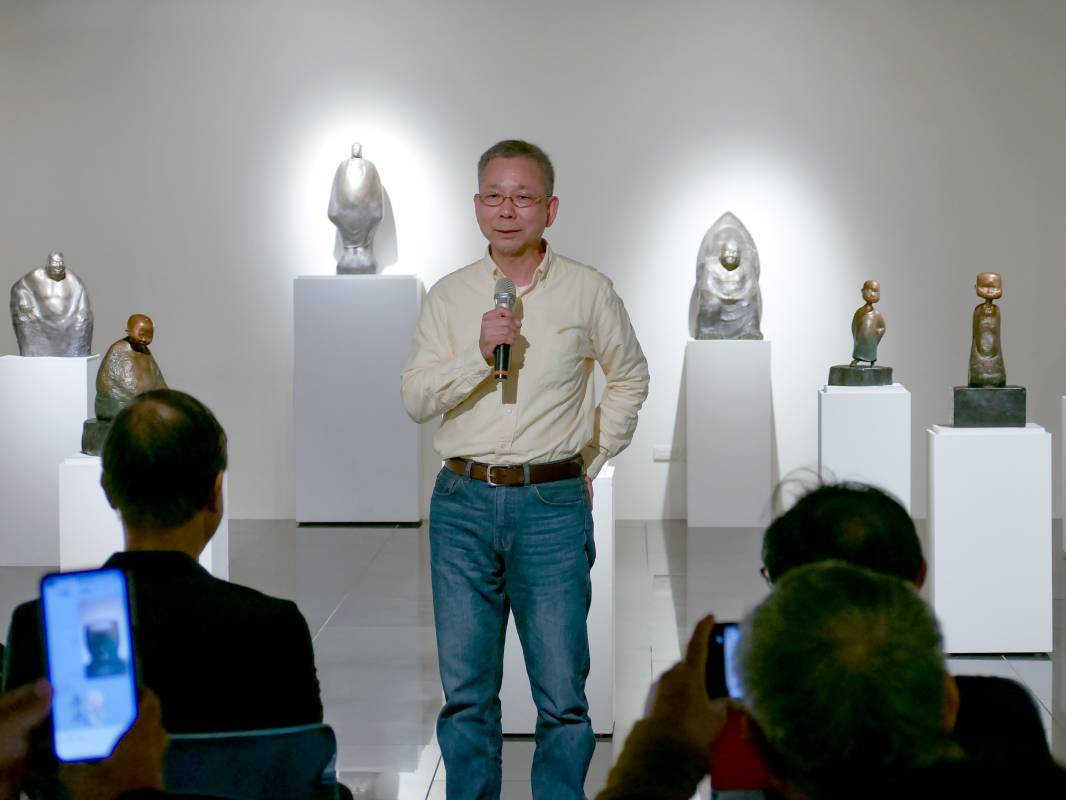 《樂樂忘憂黃石元雕刻個展》黃石元老師為現場觀眾作品導覽
