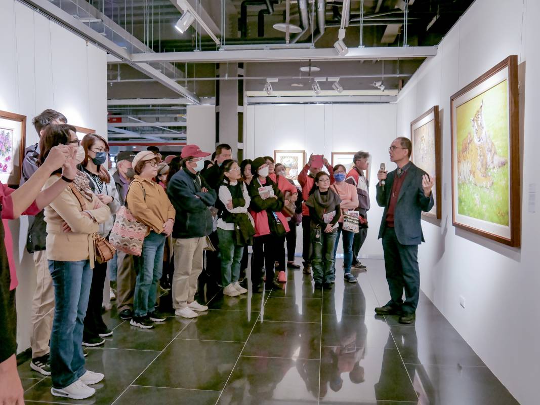 《花．愛—潘蓬彬油畫展》潘蓬彬老師於現場位參觀來賓介紹作品創作理念