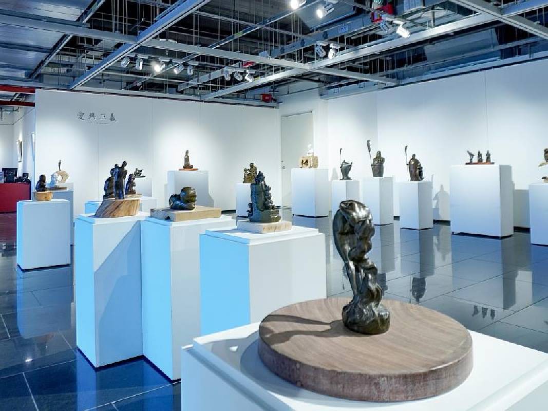 《愛與正義—王秀杞雕塑展》展場一隅，作品豐富精彩，值得到現場細品