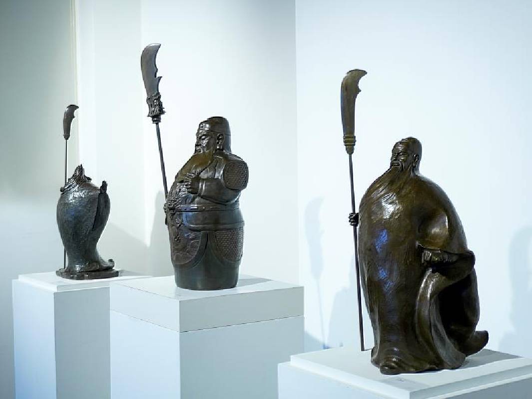 《愛與正義—王秀杞雕塑展》代表正義的關公系列作品(左至右)《胸有成竹》、《福神關公》《一夫當關》，展現不同主題風情的關公造型設計
