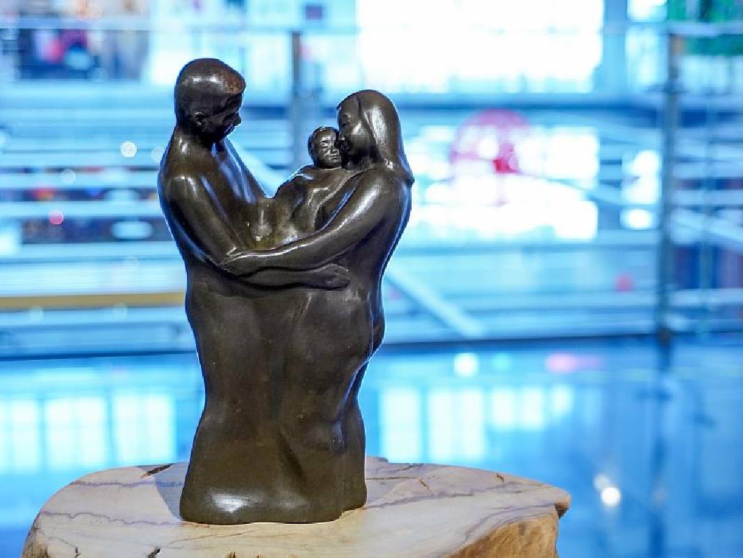 《愛與正義—王秀杞雕塑展》作品《父母子》，呈現滿滿暖心親子情感