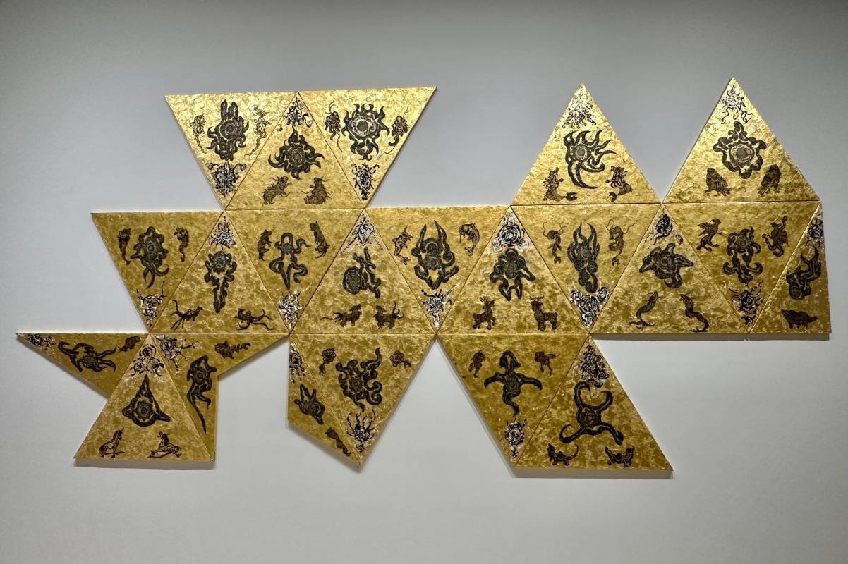 小松美羽 Miwa Komatsu, 地域 21-全地球（金）Area 21-Whole Earth (Gold), 2023, 金箔、壓克力、畫布 Gold leaf, acrylic on canvas, 260.0 × 550.0 cm