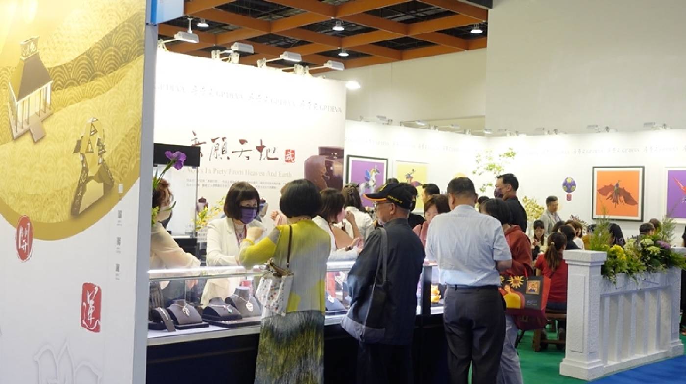 文創藝術區有知名陶藝家江玗的首展「乘願天地系列」，吸引民眾駐足。