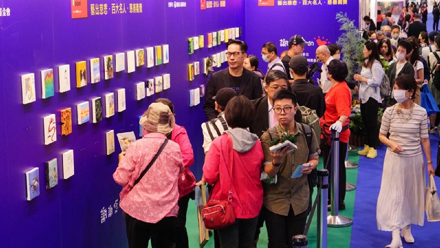 始終堅持「藝術不忘公益」的台北新藝術博覽會，4月26日上午舉行「藝出慈悲‧百大名人」慈善義賣，於中午圓滿。