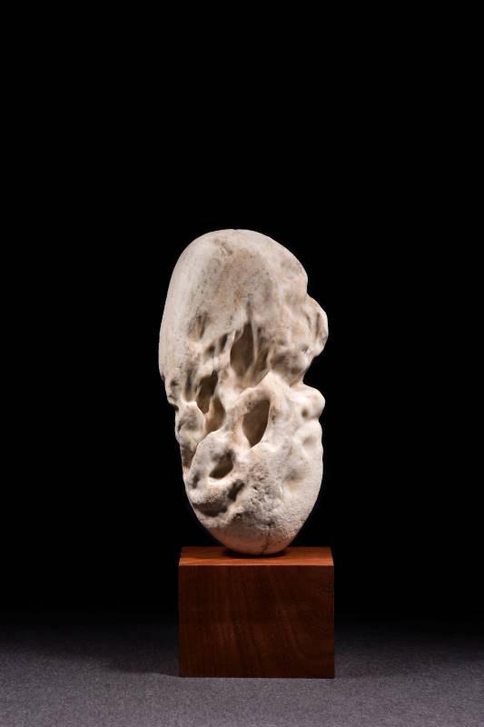 《瀾》，廖家豪，2023，白皮紋石、非洲柚木、黃銅，41.5×15.5×10cm