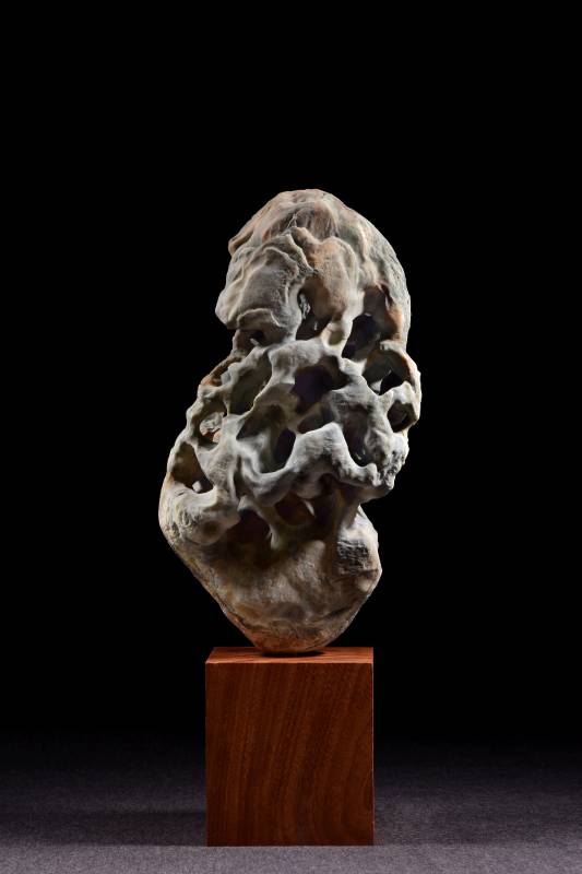 《巖》，廖家豪，2023，青花紋石、非洲柚木、黃銅，53×21.5×10cm
