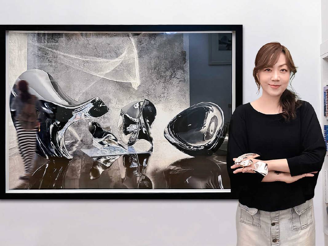 Wou Jung-mei and her creation. (CNA photo)