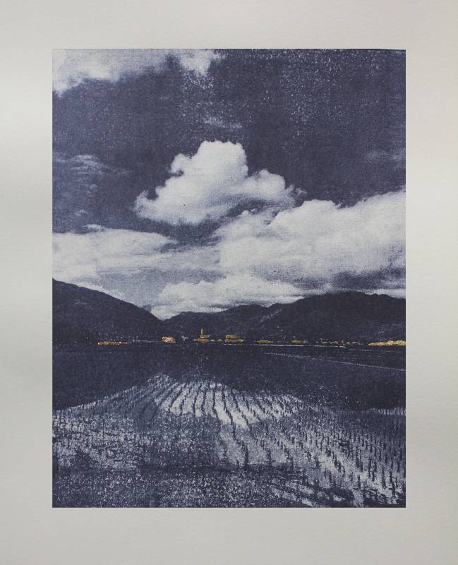 《旅誌-關山 Travel Journal-Guanshan (ed. 1/1)》，游雅蘭，2024，紙平版、 局部洋金箔 Paper Lithography, gold leaf on Soemrset paper，26×21cm